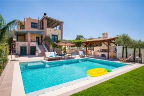 Four-Bedroom Villa Near Downtown by Delfus - Image 2