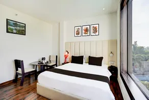 HoTEL MONARCH - Image 2