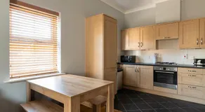 2BR 2BA Apartment - Emperor Beds - Free Parking - Near LGW Airport - Image 3