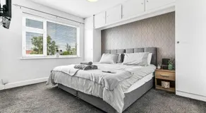 Relaxing 3 Bedroom Stay with Private TVs Near Ashby - Image 2