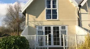 Luxury 3 Bed Home by the Lake - Image 4