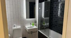 Royal Wharf Luxury Waterfront Apartment near Canary Wharf & ExCeL London 15 Min Elizabeth Line Access to Central London - Image 3