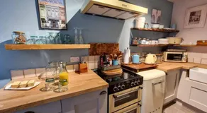 Stunning Luxury Vintage Duplex with Parking - Image 3