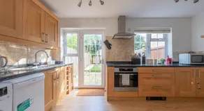 Bromley Base, Work Stay, Spacious, Free Parking - Image 2