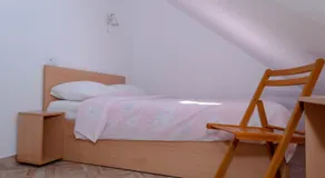 Mansarda mica cu baie proprie - Image 2