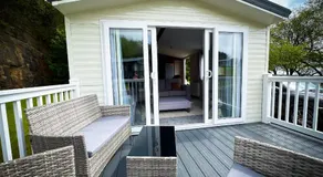 Hobbit - Cosy Holiday Lodge with Pool - Image 4
