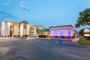 Days Inn by Hampton Near Coliseum Convention Center - Image 2