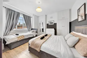Luxe Stays - Sleeps 7 - Jacuzzi - Image 2