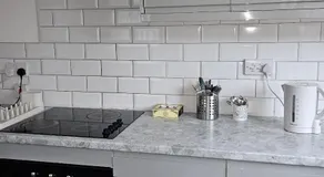Modern and Spacious Central 1 Bedroom Apartment with Balcony - Image 4
