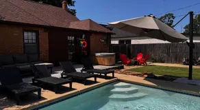 In-ground pool, hot tub, fire pit, massage room! - Image 5