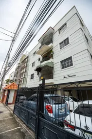Lovely 3 bedroom condo with free parking - Image 2