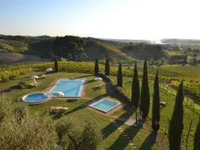 Holiday home with pool and jacuzzi - Image 3