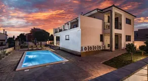 Enchanting Vacation Villas with Pool and Jacuzzi - Image 3