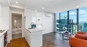 Spacious 4BR penthouse in Box Hill Free parking - Image 3