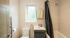 Family-Friendly 3-Bed House with Huge Garden - Image 4
