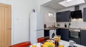 Central 2 to 3BR House, Free Parking, Ideal for Long Stays, Work Crews & Family Trips - Image 4