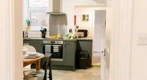 Bright and Well-Kept 3-Bed Property! Free Parking - Image 5