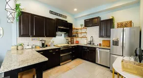 Opulence On Oak Street - Image 5
