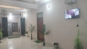 OYO Raja Hotel - Image 4
