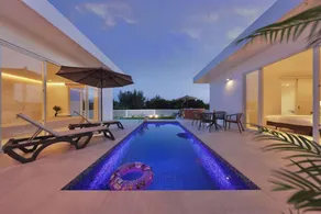 Crystal Villa Bayside - Image 2