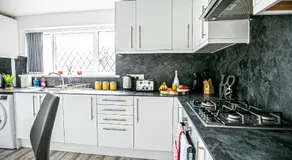 Central Leamington Spa House with Free Parking, Fast Wifi, Smart TV with Free Netflix and Garden by Yoko Property - Image 2