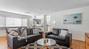 Cosy 2-Bedroom Seaside Unit Steps from Beach - Image 2