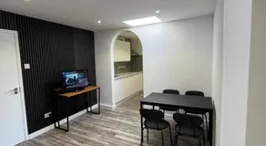 Yugogo One-Bedroom Apartment 37 London Road - Image 3