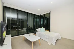 Cozy Albert Park Suite Next to Grand Prix Circuit - Image 5