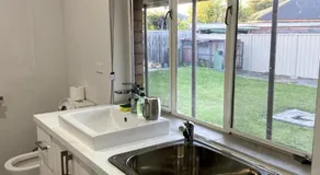 Springvale Hub - Beautiful & spacious queen bed room - Image 3