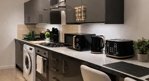 Deluxe Apartment, Near Uni, Free Parking - Image 3