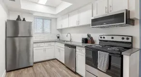 Landing Modern Studio in Glendale - Image 4