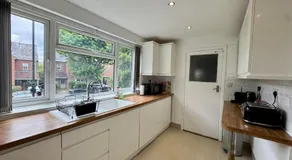 London Apartment with Three Bedrooms and Parking - Image 3