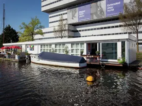 Beautiful Amstel houseboat - Image 2
