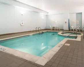 Clarion Hotel Oneonta - Image 4
