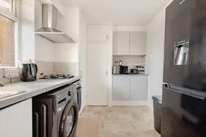 Elegant & Spacious 2-Bedroom Apartment in Wimbledon - Image 5
