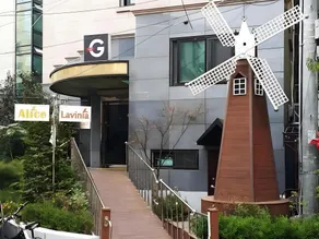 The garden hotel - Image 2