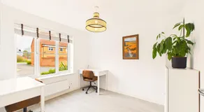 Modern 4-Bed Home with Garden and Parking - Image 3