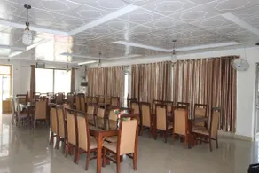 Grandeur Hotel - Image 5