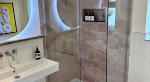 Private room with ensuite and small double bed - Image 4