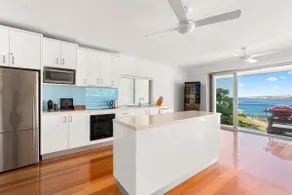 Beachfront Luxury 3 Beds with Ocean View Balcony - Image 4