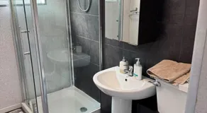 Newly decorated lovely three bedroom flat - Image 2