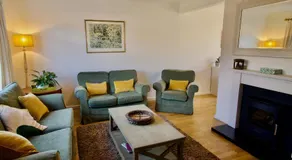 Modern 3 Bed House with Garden and Parking - Image 2