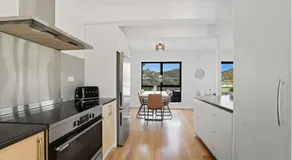 Mountain Views in a Quiet Neighbourhood also Close to CBD - Image 2