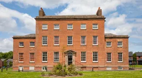 Manchester Retreat, Free Parking & Sleeps 5 - Image 4