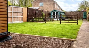 MODERN DELUXE AIRPORT APARTMENT, FREE PARKING, LUXURY Interior, MEDIA WALL, Near Luton Parkway & M1, Sleeps 4 Guests, GARDEN - Image 3