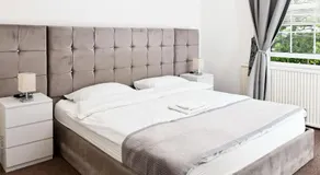 Hampton Court Cottage - Image 2