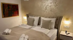 La Luna Room with Pool & Jacuzzi, Bikes and Secured Parking - Image 2