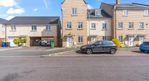 Stylish 4 Bedroom House in St Neots w Free Parking - Image 4