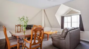Upstairs Studio Apartment with street access - Image 3