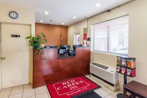 Econo Lodge - Image 4